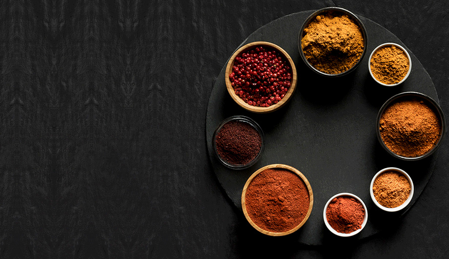 Liela svaigu garšvielu, tējas, kafijas izvēle